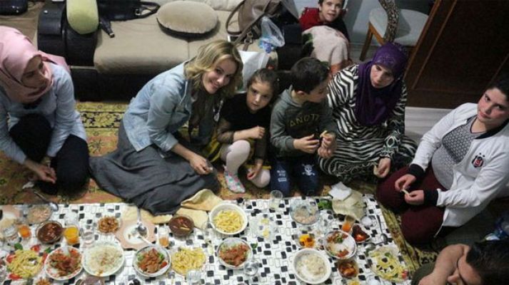 Gamze Özçelik, Suriyeli aileyle iftar yaptı