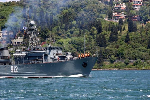 İki Rus askeri gemisi Boğaz’dan art arda geçtiler...