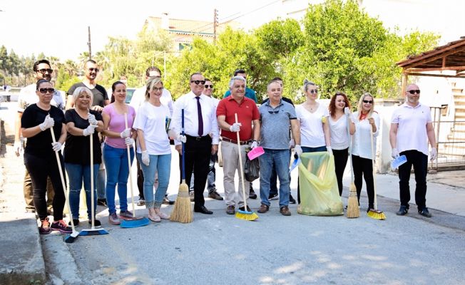 Gencay Eroğlu ve ekibi çöp topladı, sokağı süpürdü