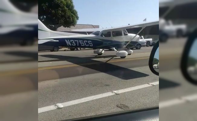Kaliforniya'da motoru arızalanan uçak, işlek bir caddeye acil iniş yaptı