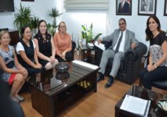Bakan Sucuoğlu, Kıbrıs Kadın Sağlığı Araştırma Derneği temsilcilerini kabul etti