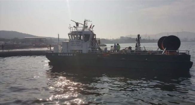 İzmir'de denize petrol türevi atıklar sızdı