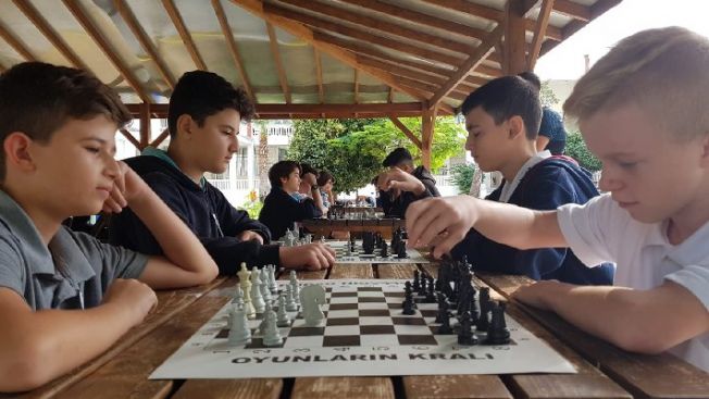 Okullar satrançta yarıştı