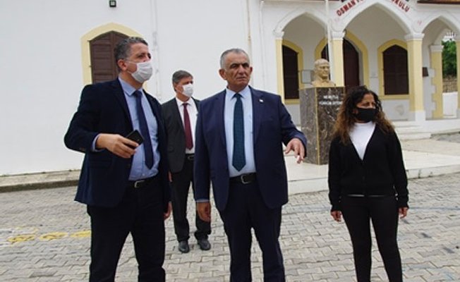 Çavuşoğlu Girne bölgesinde bazı okulları ziyaret etti