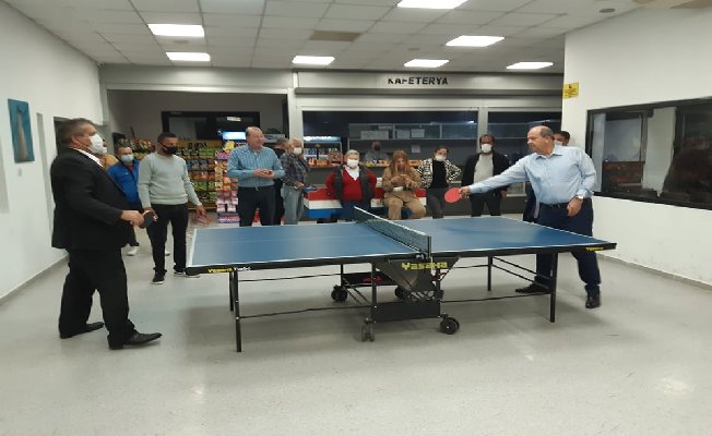 Cumhurbaşkanı Tatar, Gazimağusa Belediye Başkanı Arter ile masa tenisi oynadı
