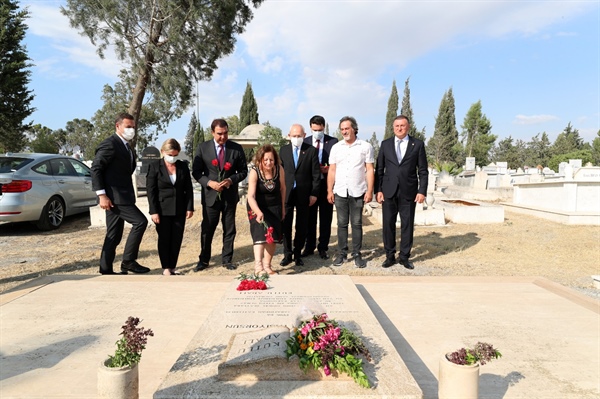 CHP Genel Başkanı Kılıçdaroğlu, Kutlu Adalı'nın kabrini ziyaret etti