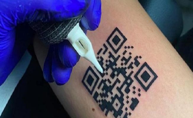 Aşı sertifikasının barkodunu dövme yaptıran genç sosyal medyada gündem oldu