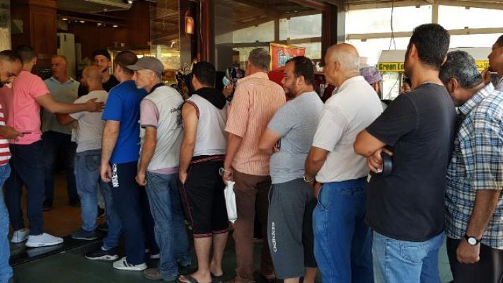 Lübnan'da ekonomik kriz: Ekmek kuyrukları oluştu
