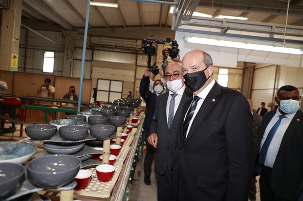 Cumhurbaşkanı Tatar, Kütahya’da seramik fabrikasını ziyaret etti