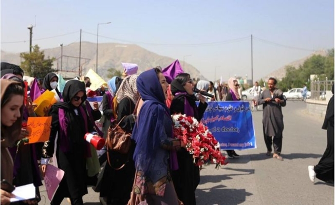Taliban'dan kadın hakları gösterisine müdahale