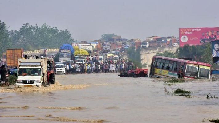 Hindistan ve Nepal'de şiddetli yağış: 180'den fazla kişi öldü