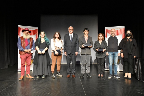 Girne Belediyesi tiyatro oyunu ve yarışmada dereceye girenleri ödüllendirdi