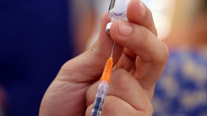 İngiltere'de tüm yetişkinlere güçlendirici aşı uygulanacak