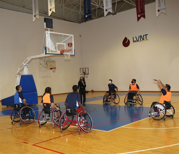 Dünya Engelliler Günü’nde basket maçı oynadılar