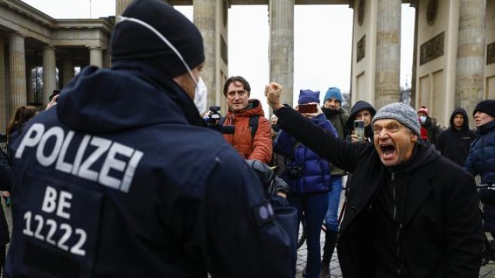 Almanya'da hükümetin COVID-19 politikası protesto edildi