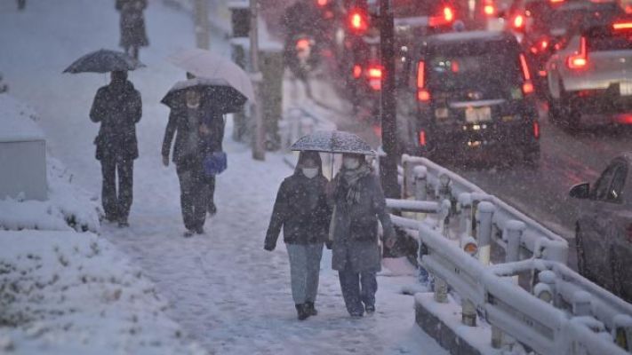 Tokyo'da yoğun kar yağışı yaşamı olumsuz etkiledi