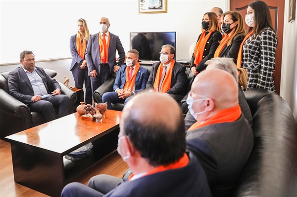 Sucuoğlu ve milletvekili adayları Girne’nin doğu bölgesini ziyaret etti