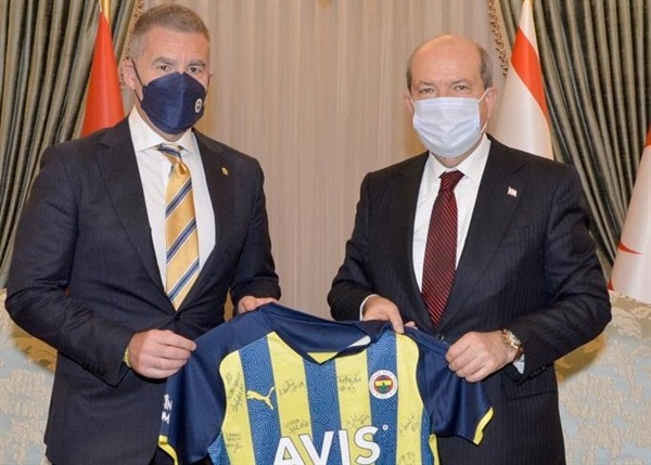 Cumhurbaşkanı Tatar, ülkeye gelen Fenerbahçe Kadın Futbol Takımı yönetimi ve sporcularını kabul etti