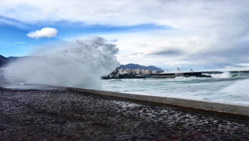 Fethiye'de fırtına 2 metreyi aşan dalgalar oluşturdu