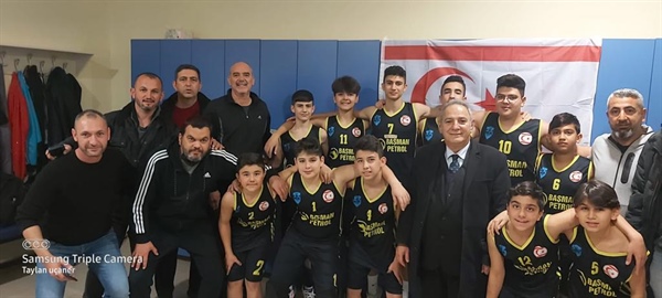 Bakan Çavuşoğlu, Gazimağusa Türk Maarif Koleji Erkek Voleybol Takımını kutladı