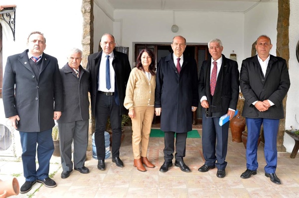 Cumhurbaşkanı Ersin Tatar, Gaziveren’de şehit ailelerini ziyaret etti