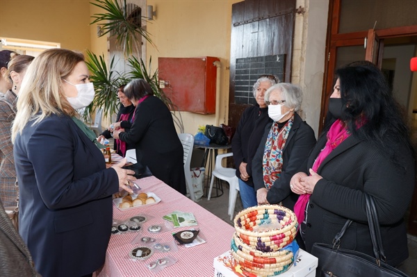 Sibel Tatar, Gazimağusa Belediye Pazarı’nda emekçi kadınları ziyaret etti