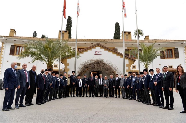 Cumhurbaşkanı Tatar, İstanbul Kağıthane Belediyesi Başkanı ve Kıbrıs gazilerini kabul etti