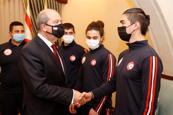 Tatar, KKTC Güreş Federasyonu Başkanı antrenör ve sporcuları kabul etti