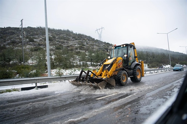 Kar ve buzlanma nedeniyle trafiğe kapanan tüm yollar yeniden ulaşıma açıldı