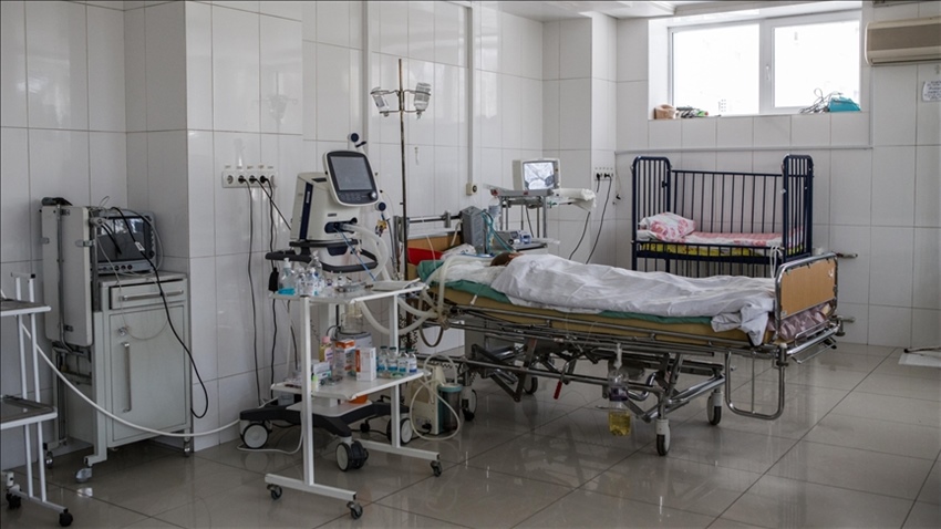 Ukrayna'da bombalanan hastaneden yaralı çıkarılan hamile kadın ve bebeği öldü