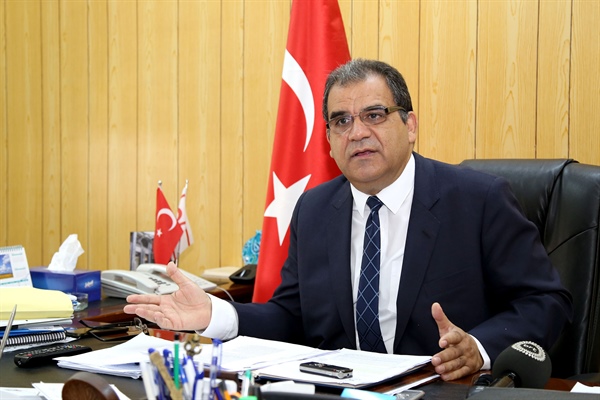 Sucuoğlu: “Başbakan olarak benim tanıklığım ve onayımla Kıb-Tek yönetimi ile El-Sen arasında bugün bir anlaşma imzalanmıştır”