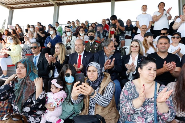Cumhurbaşkanı Tatar, Karaoğlanoğlu’nda öğrencilerin gösterilerini izledi