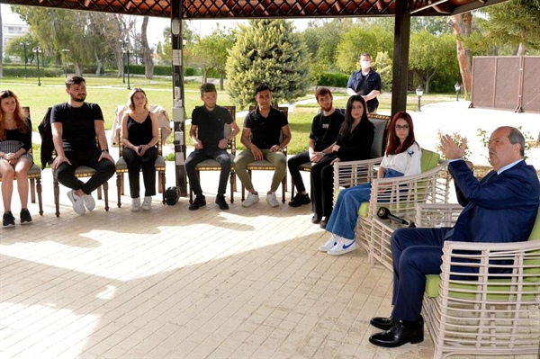 Cumhurbaşkanı Tatar, LAÜ’de öğrenim gören gençleri kabul etti