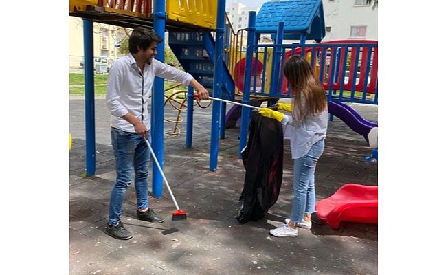 GAÜ öğrencileri Girne’de çocuk parklarında temizlik yaptı
