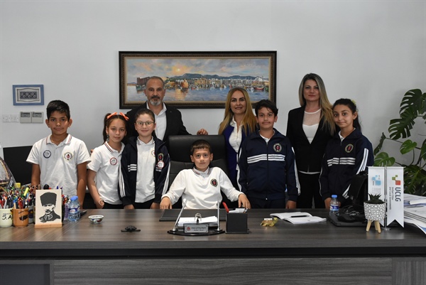 Öğrenciler Girne’de Belediye Başkanlığı koltuğuna geçti