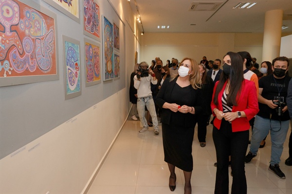 Sibel Tatar, Ressam Ayhan Menteş anısına düzenlenen “Anlamlı Tesadüfler” sergisinin açılışını yaptı