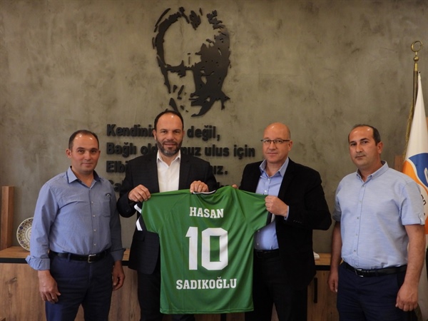 Yarköy Pamukkale Gençlik Spor Kulübü’nden, İskele Belediye Başkanı Sadıkoğlu’na ziyaret