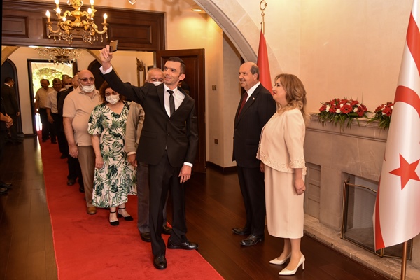 Cumhurbaşkanı Ersin Tatar ve eşi Sibel Tatar halkla bayramlaştı