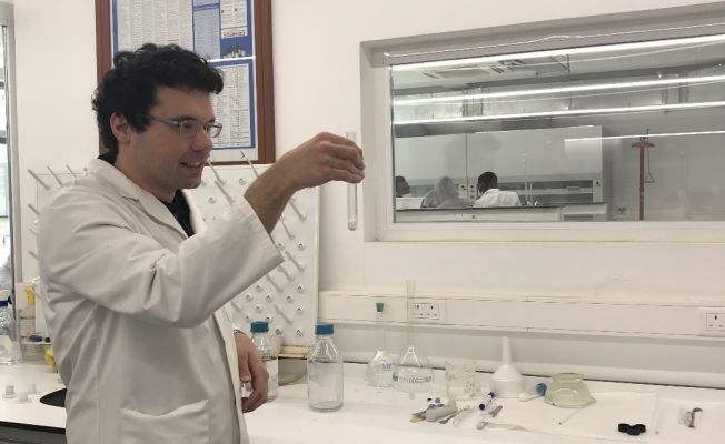 Kıbrıslı Türk Genç Eczacı Mustafa Pehlivan, yeni bir antibiyotik üretti: “Flavosilin”