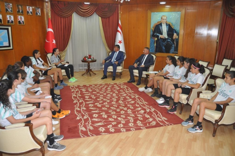Başbakan Üstel, Levent Koleji Kız Basketbol Takımı Oyucularını Kabul Etti