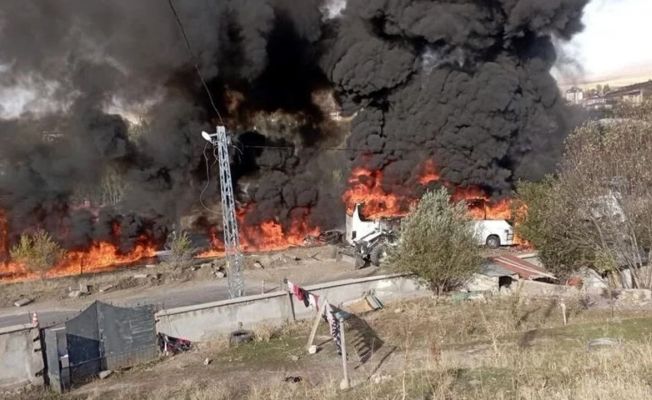 Ağrı'da yolcu otobüsü, iki kamyona çarptı: 7 ölü