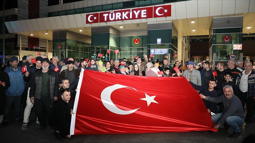 Herson'daki 88 Ahıska Türkü, Sarp Sınır Kapısı'ndan Türkiye'ye Giriş Yaptı