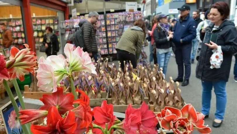Amsterdam Çiçek Pazarı'nda turistler kandırılıyor