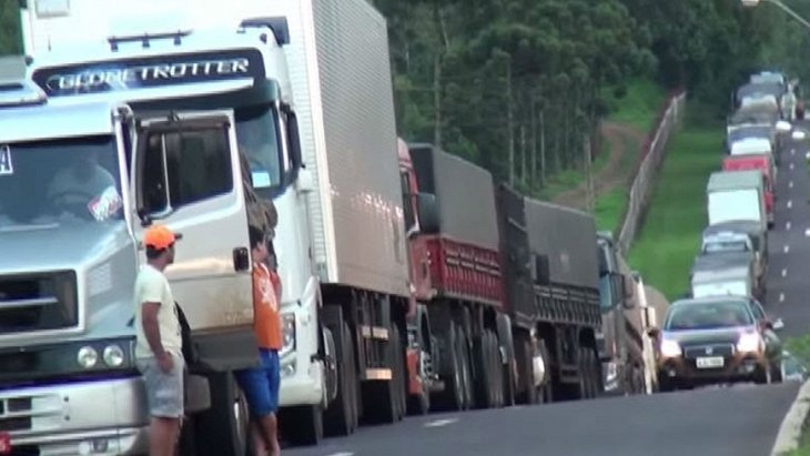Brezilya'da kamyon şoförlerinin grevine karşı polise yetki