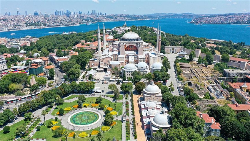 İstanbul’daki Ayasofya Camisi, yarın davetlilerin katılımıyla ibadete açılacak