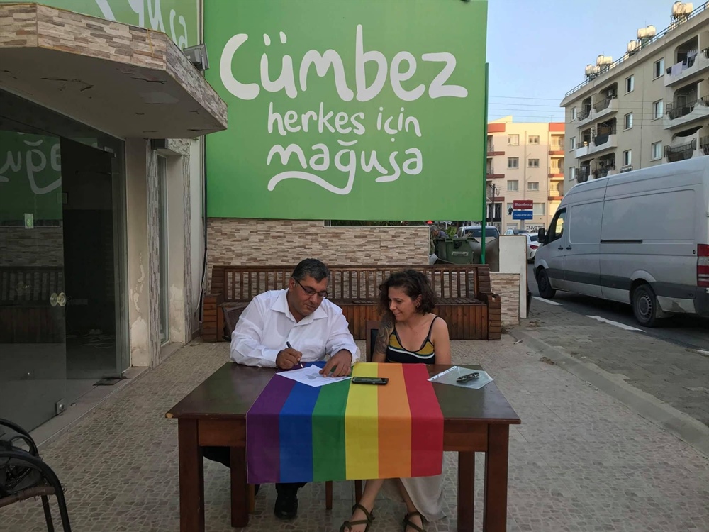 Kuir Kıbrıs’ın protokolünü Gazimağusa Belediye Başkan adayı Ulaş Gökçe imzaladı