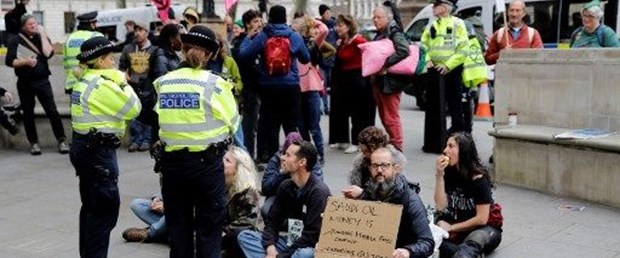 Londra\'da Yolcular Çevrecileri Dövdü