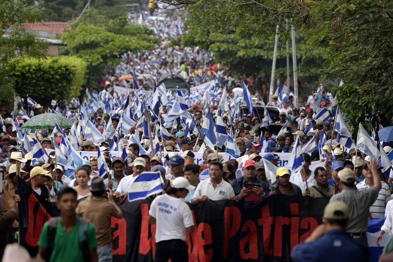 Nikaragua'da binlerce kişi devlet başkanının istifası için sokaklara döküldü