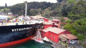 İstanbul Boğazı'nda Yalıya Yük Gemisi Çarptı! (YAKIN ÇEKİM)